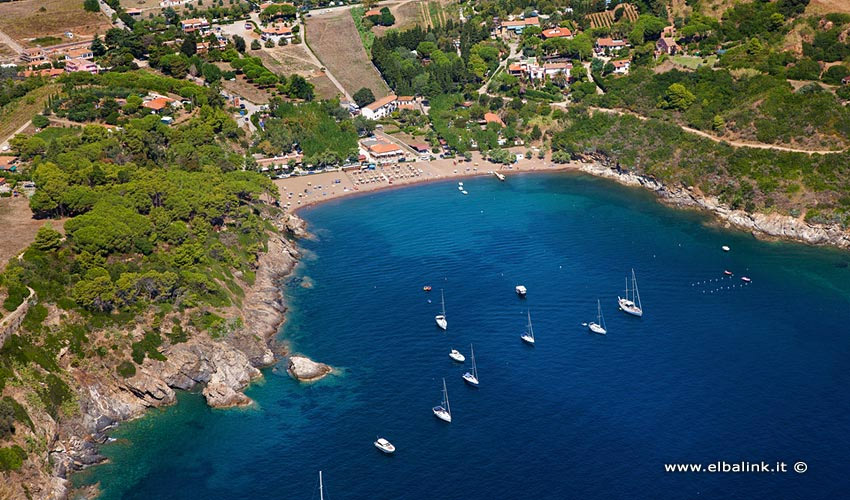 Der Barbarossa Strand in Porto Azzurro auf der Insel Elba