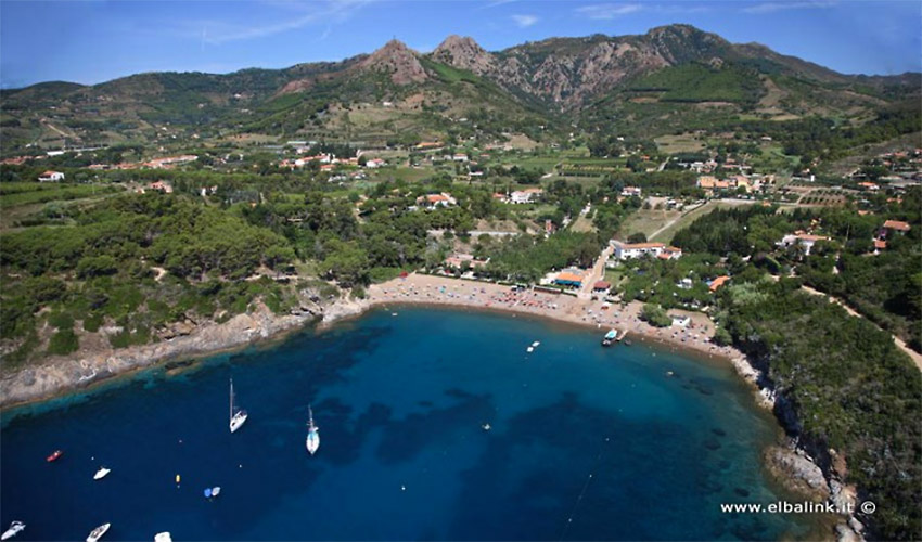 la Spiaggia di Barbarossa a Porto Azzurro all'Isola d'Elba